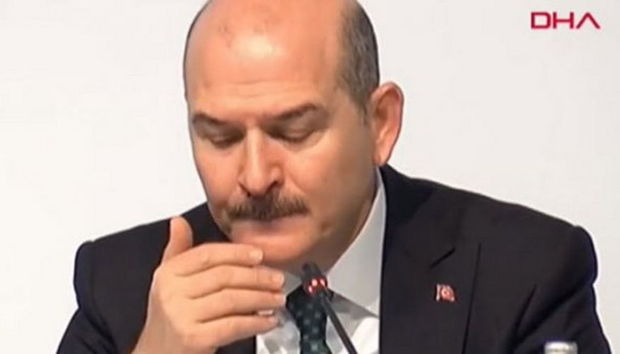 Canlı yayımda türkiyəli nazirin burnundan qan açıldı - VİDEO