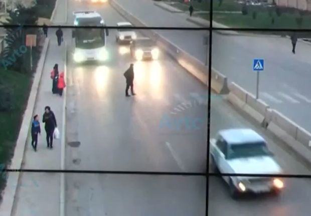 Azərbaycanda ana və uşaq piyada keçidində ölümlə üz-üzə qaldı - ANBAAN VİDEO