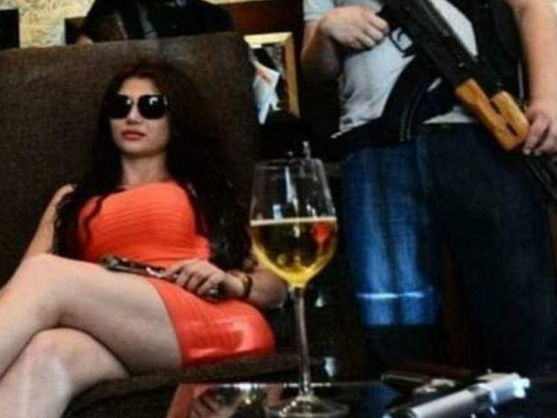 13 polisi güllələyən qadın öldü - Ölümündən bir neçə dəqiqə əvvəlki VİDEOsu