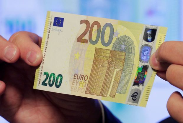 В Баку мужчина купил мобильный телефон за 600 фальшивых манатов