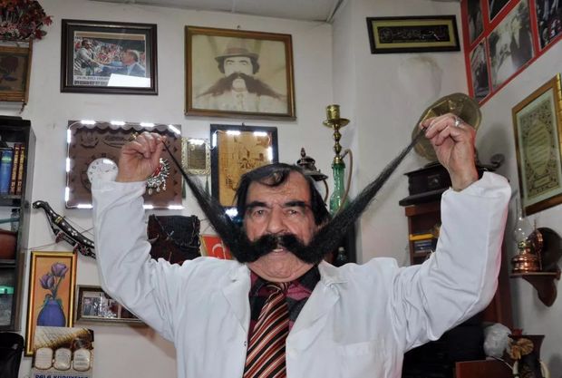 60 ildir bığını kəsmir - FOTO