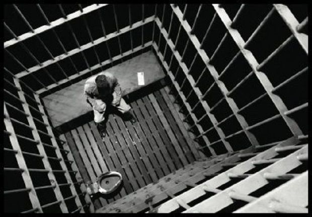 İki yaşlı uşağa etdiyi iyrəncliyi internetdə paylaşan dayə həbs olundu - Video