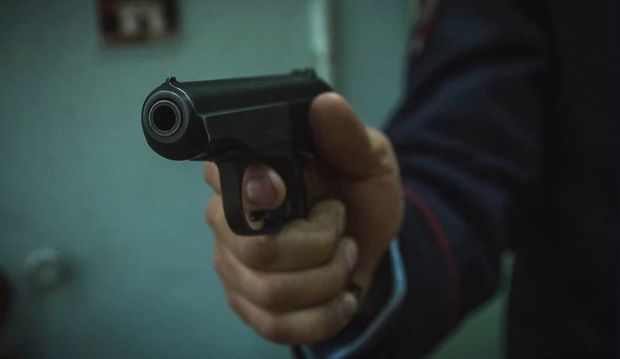 Məhkəmə binasında şahidi güllələdi