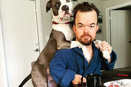 Комик-карлик неудачно пошутил об изнасиловании и сильно пожалел