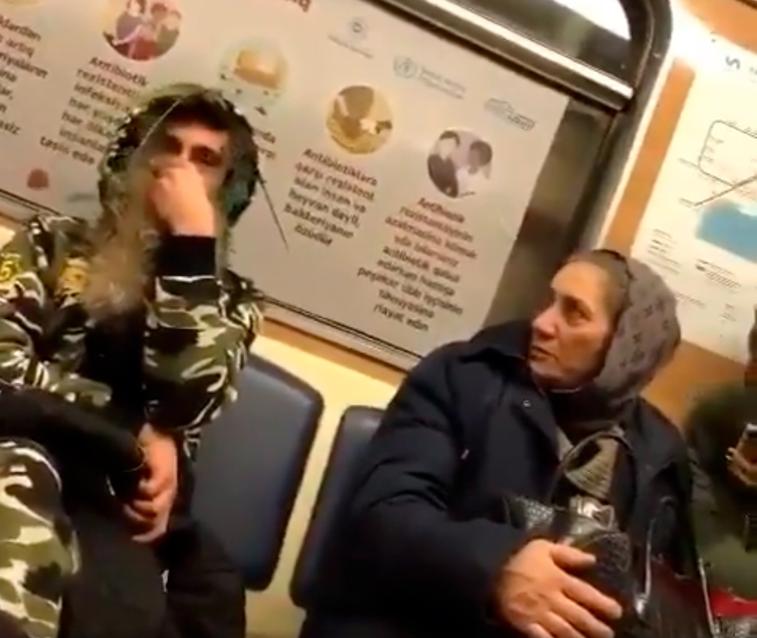 Bakı metrosunda qəribə adam - onu görən hər kəs təəccübləndi - VİDEO