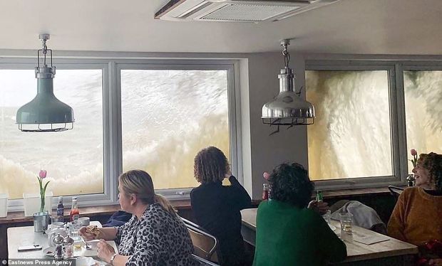 Daşqından qorunmaq üçün kafeyə sığındılar - VİDEO