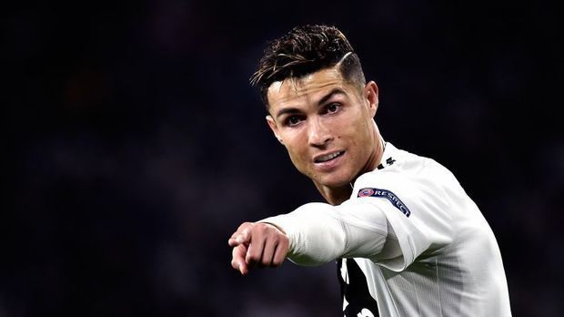 УЕФА в последний момент изменил схему команды года ради Роналду - ФОТО