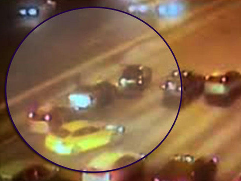 İki avtomobil “Toyota”nı əhatəyə alıb 6,5 milyonu apardılar - VİDEO