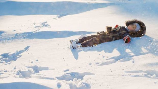 Qarlı havada körpəni küçəyə atdı - VİDEO