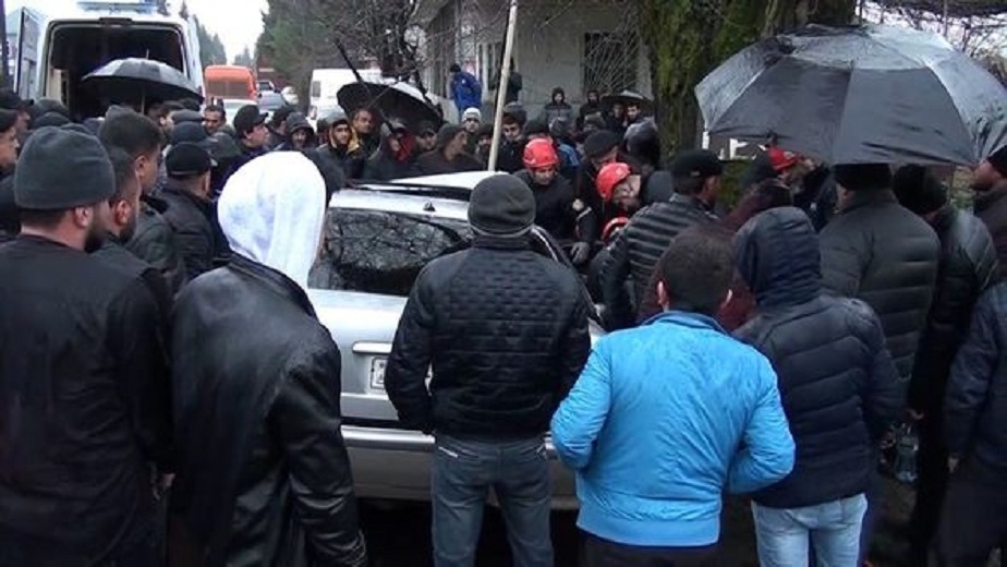 Azərbaycanda ağır qəza - sürücü əzilmiş maşının içərisində qaldı - VİDEO