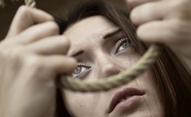 QİÇS xəstəsi olan qadın özünü öldürdü - Azərbaycanda