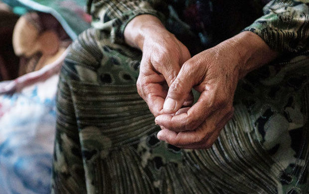 90 yaşlı qadın üç gün qızının meyiti ilə eyni evdə yaşadı