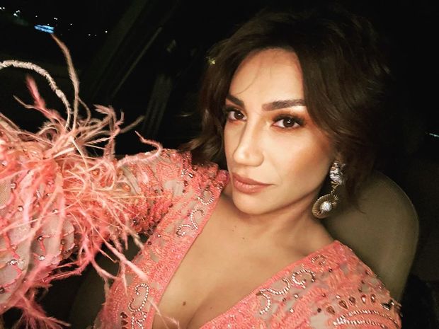 Röya qısa şortu ilə səs-küy yaratdı - FOTO
