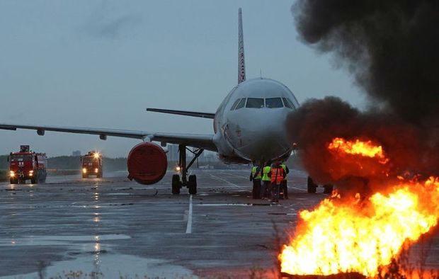 Göyərtəsində 180-dən artıq sərnişin olan təyyarədə yanğın - FOTO