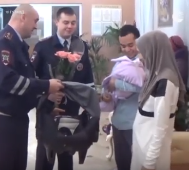 Yol polisi hamilə qadını doğum evinə SON ANDA ÇATDIRDI - VİDEO