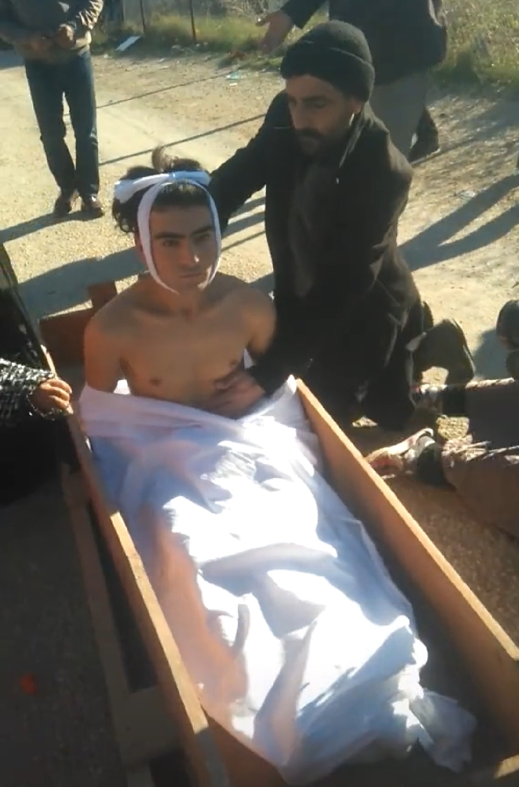 Basdırlılmağa aparılan gənc ayıldı - ANASINI QUCAQLADI