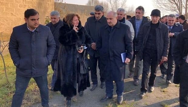 Seçicilərlə görüşdə deputatlığa namizəd Çingiz Qənizadəni biabır etdilər — VİDEO