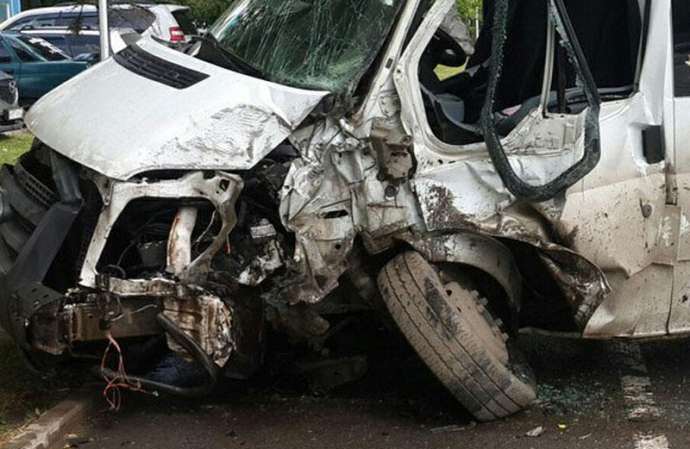 Bakıda mikroavtobus qəza törətdi: Ölən var