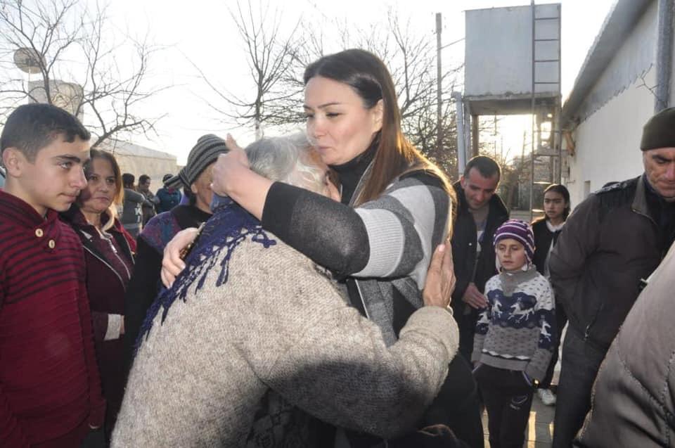 Qənirə Paşayeva Əyyublu kəndini gəzərək seçicilərlə görüşüb