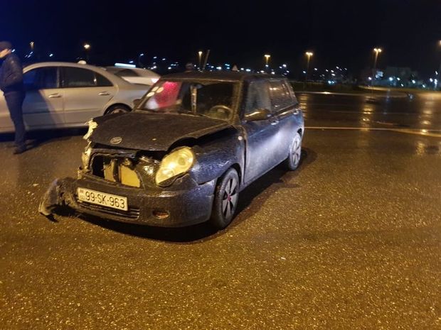 В Баку водитель попал в аварию после нарушения ПДД – ФОТО