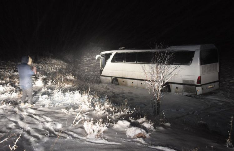 SON DƏQİQƏ: Məşhur futbol klubun avtobusu qəzaya düşdü - 6 futbolçu... / FOTO
