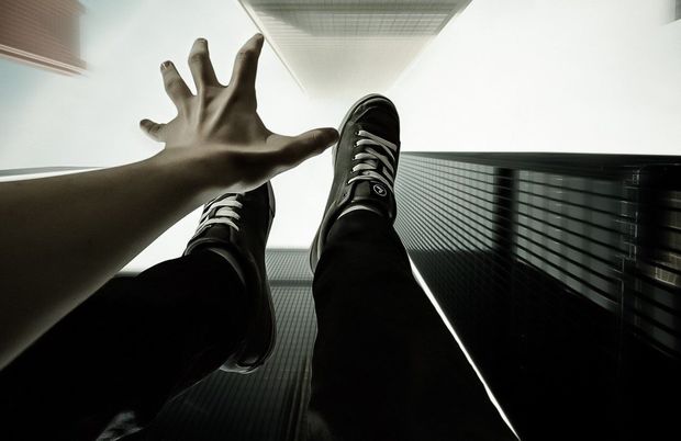 Bakıda 21 yaşlı gənc binadan yıxıldı