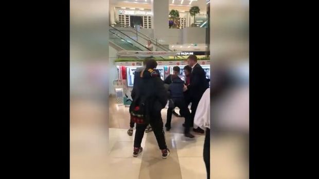 Охранник торгового центра нокаутировал подростка - ВИДЕО