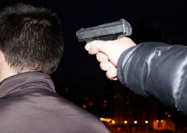 Uşağın başına tapançadan atəş açdı