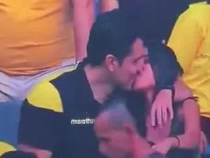 Başqa qızla futbola baxmağa gedən oğlan öpüşərkən kameraya düşdü - Sevgilisi onları TV-də gördü - VİDEO - FOTO