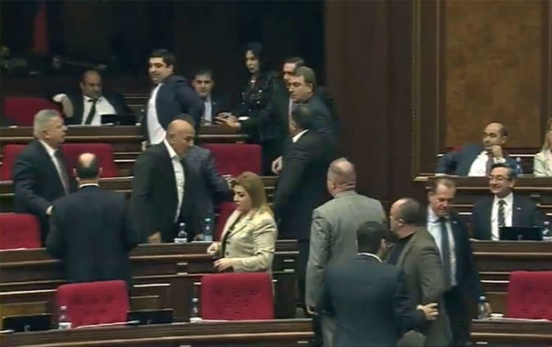 Ermənistan parlamentində “qanuni oğru” davası: Deputatlar zaldan qovuldu - VİDEO