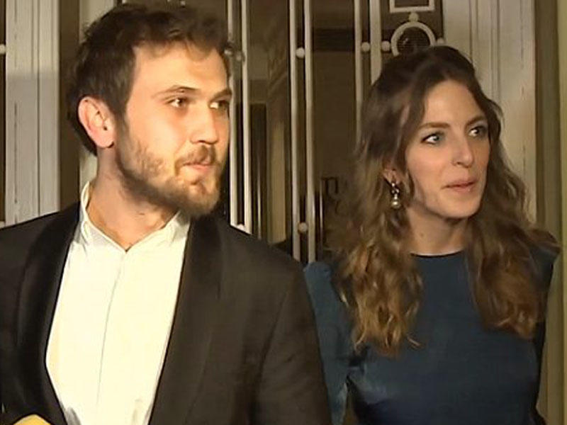 Alt paltar geyinməyən türk aktrisanın ətəyi qalxdı, pərt oldu - VİDEO - FOTO