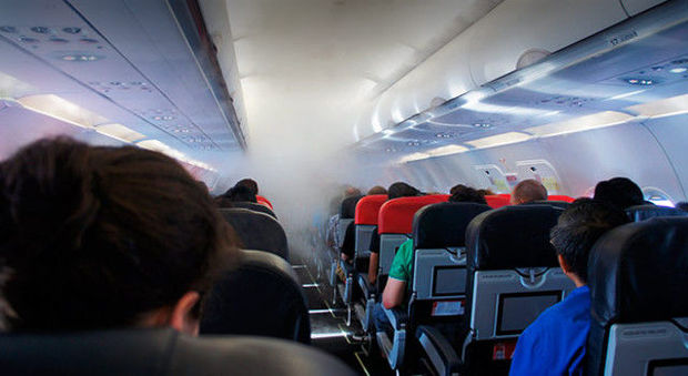 Sərnişin təyyarəsində həyəcan: Salon tüstüləndi - VİDEO