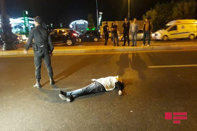 Azərbaycanda dəhşətli qəza - Bir neçə avtomobil piyadanın üstündən keçdi