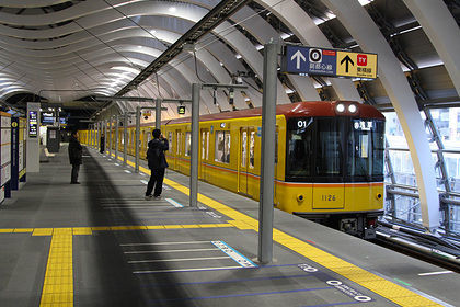 Японец спрятал урну с прахом отца в туалете метро