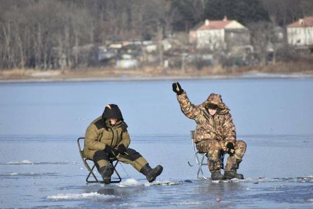 Льдину с 300 рыбаками оторвало от берега - ФОТО