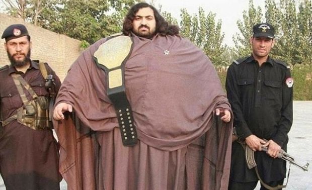 Nəhəng görünüşü ilə Halka bənzədilən pəhləvan evlənmək üçün xanım axtarır