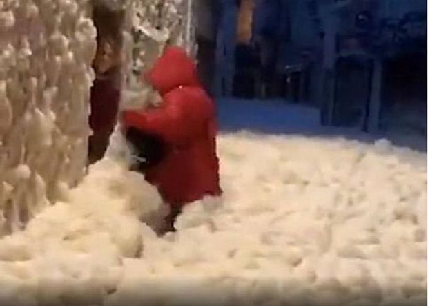 İspaniyada tufan: Dəniz köpüyü şəhərə doldu – VİDEO