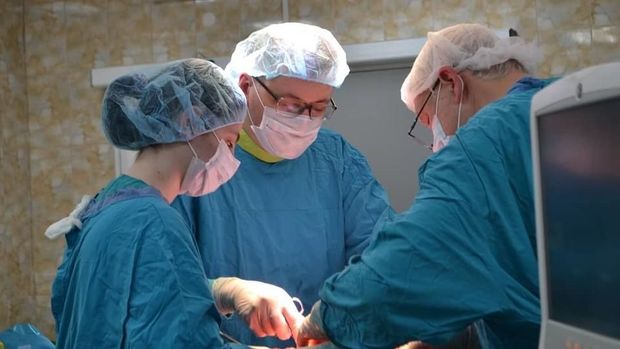 Qadının qarnından 15 kiloqram şiş çıxardılar - FOTO