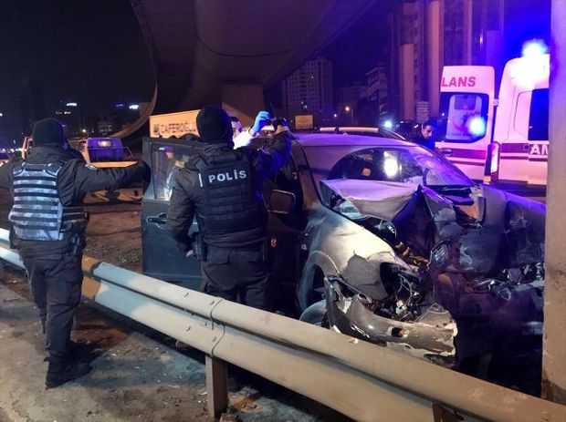 Sükan arxasına keçən 14 yaşlı uşaq qəza törətdi, ayağı qopdu - FOTO/VİDEO