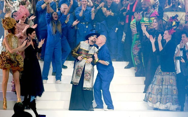 Жан-Поль Готье провел свой последний показ в рабочей одежде - ФОТО