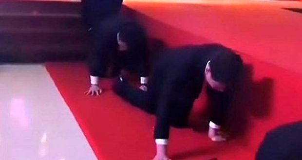 Şirkət rəhbəri işçilərinə belə cəza verdi - VİDEO