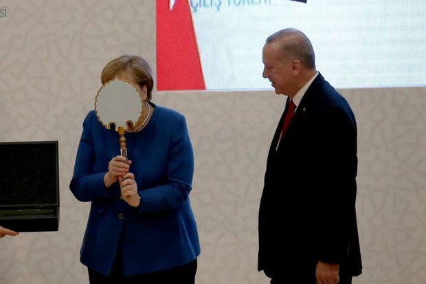 Merkelin Türkiyədə verilən hədiyyəyə maraqlı reaksiyası - FOTO