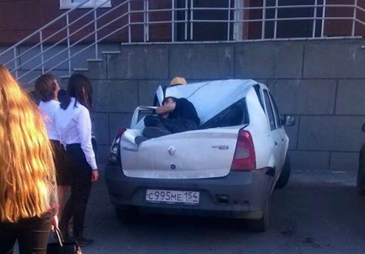 Gənc qız 9-cu mərtəbədən yıxıldı, ayağa qalxıb yeridi - ŞOK VİDEO