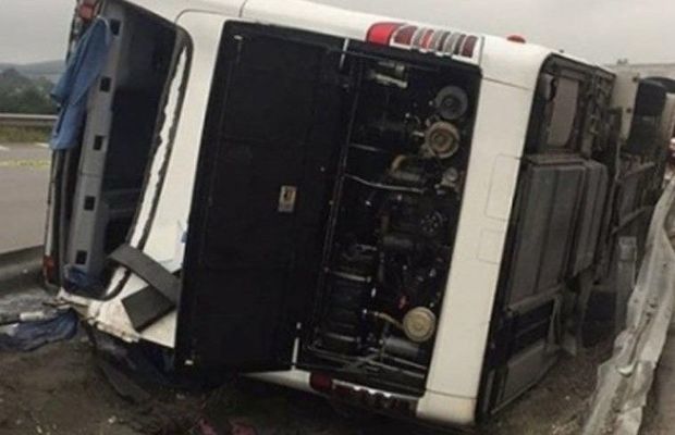 Тяжелое ДТП в Баку: автобус и легковой автомобиль упали с моста, есть пострадавшие