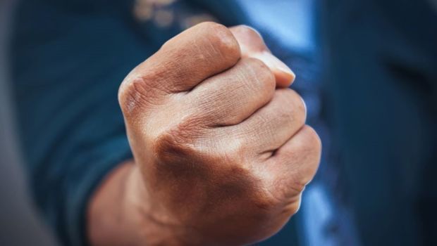 В Баку 50-летний мужчина попал в больницу после избиения