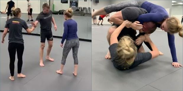 UFC idmançısı iki qızla eyni anda döyüşdü və... - VİDEO