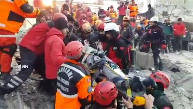 Türkiyədə 11 saat dağıntılar altında qalan qadını belə xilas etdilər - VİDEO