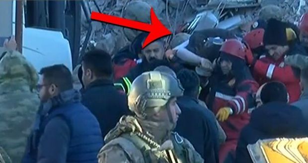 Hamilə qadın dağıntılar altından sağ çıxarıldı - VİDEO