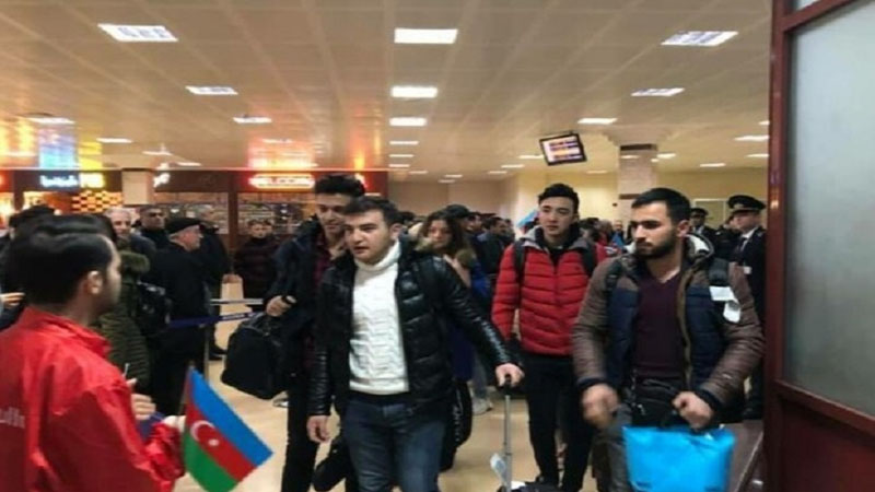 Türkiyənin zəlzələ bölgəsindən Bakıya gələn tələbələr belə qarşılandı (VİDEO)