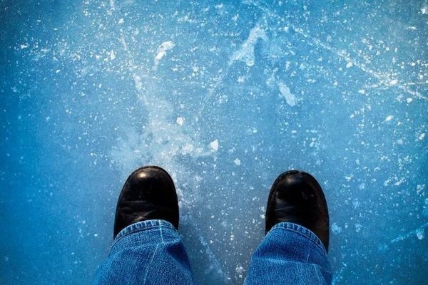 В России две девочки провалились под лед и утонули